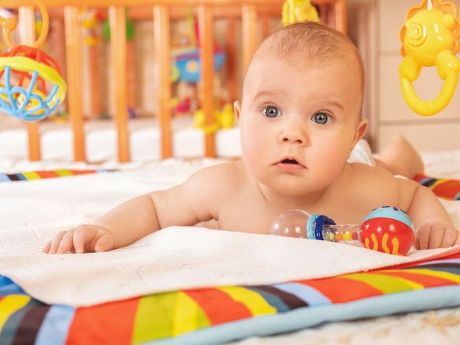 Apa Mainan Bayi 6 Bulan yang Edukatif? Ini Terbaik Merangsang Daya Motorik