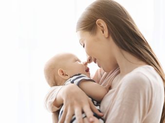 Cara Menggendong Bayi Usia 3 Bulan yang Aman