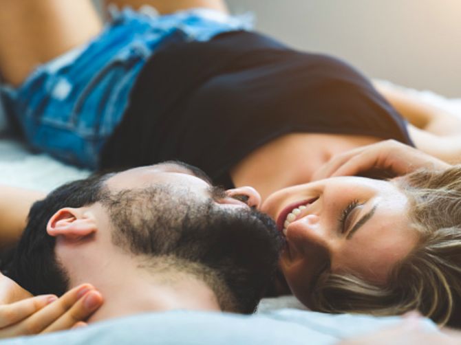 Ketahui 4 Manfaat Pillow Talk bagi Hubungan Suami Istri