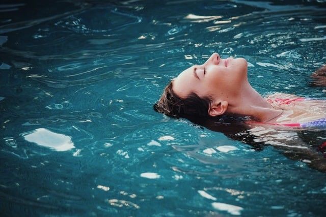5 Cara Agar Wajah Tak Hitam Saat Berenang