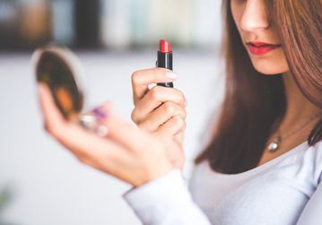 6 Rekomendasi Lipstik Lokal Untuk Bibir Merona