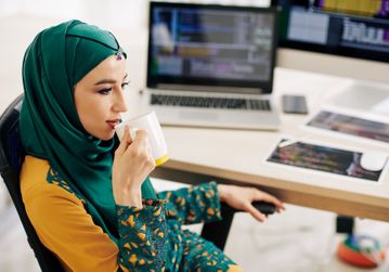 7 Ide Perpaduan Warna Hijau Botol yang Bagus untuk Pakaian Hijab