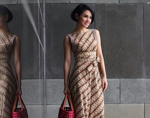 10 Inspirasi Baju Batik Wanita Modern