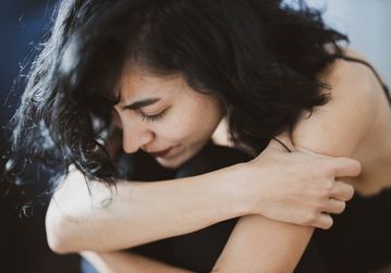 8 Cara Mengatasi Suami yang Marah Tapi Lebih Memilih Diam