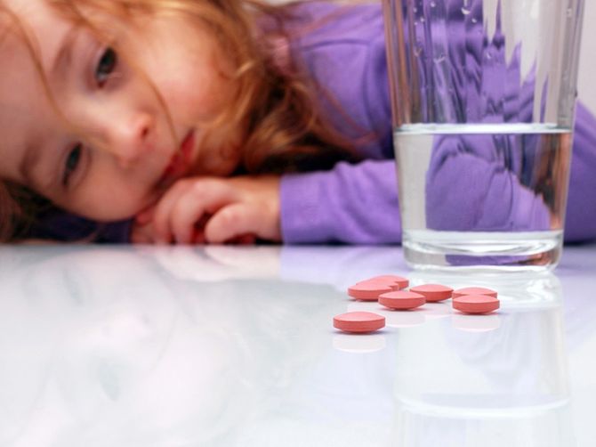 Trik Mengajarkan Anak Menelan Obat Pil Tanpa Drama